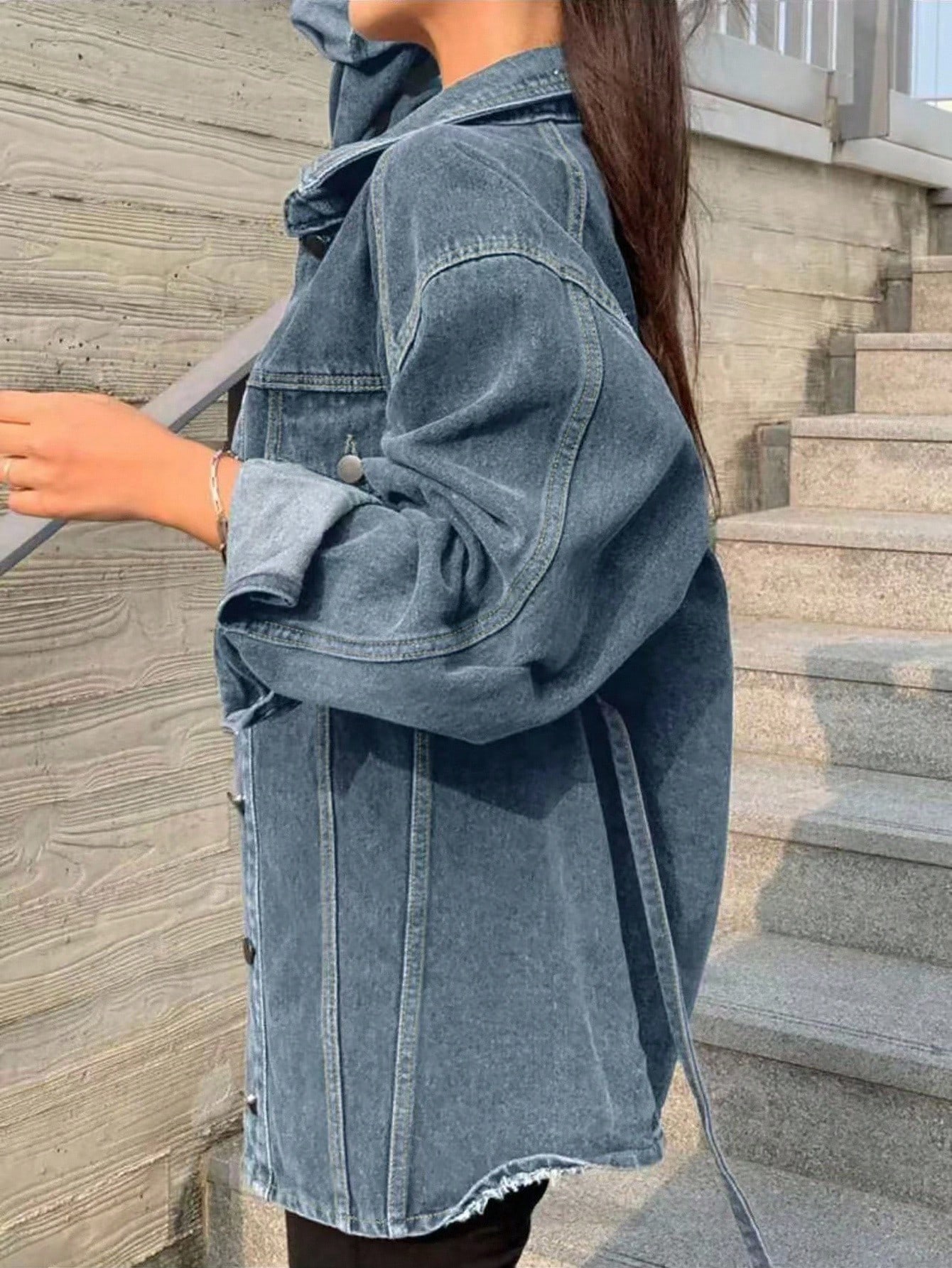 جاكيت جينز نسائي مغسول مشوه مربوط بشكل فضفاض وممزق...