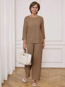 Miaspire 女士纯色圆领七分袖纽扣设计衬衫和裤子休闲两件套 - 卡其色 - 查看 6