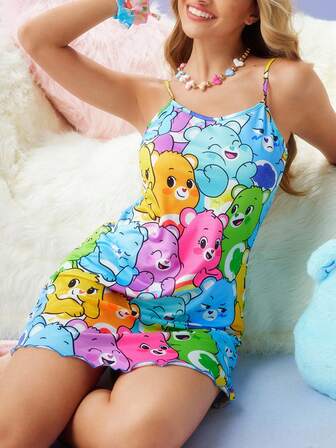 SweetSlumber X Carebears 女性用かわいいカートゥーンベアオールオーバープリントレタストリム フィッテッドキャミソールスリープドレス、夏