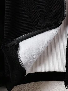 一件男童针织纹理面料内衬抓绒外套，保暖舒适，休闲百搭，适合秋冬季、开学季和圣诞节等场合。