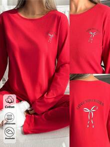 Set pigiama da donna Cottonline con t-shirt a maniche lunghe con scollo tondo, dettagli a fiocco anteriori e posteriori, stampa a contrasto, e pantaloni lunghi tinta unita con fiocco in vita