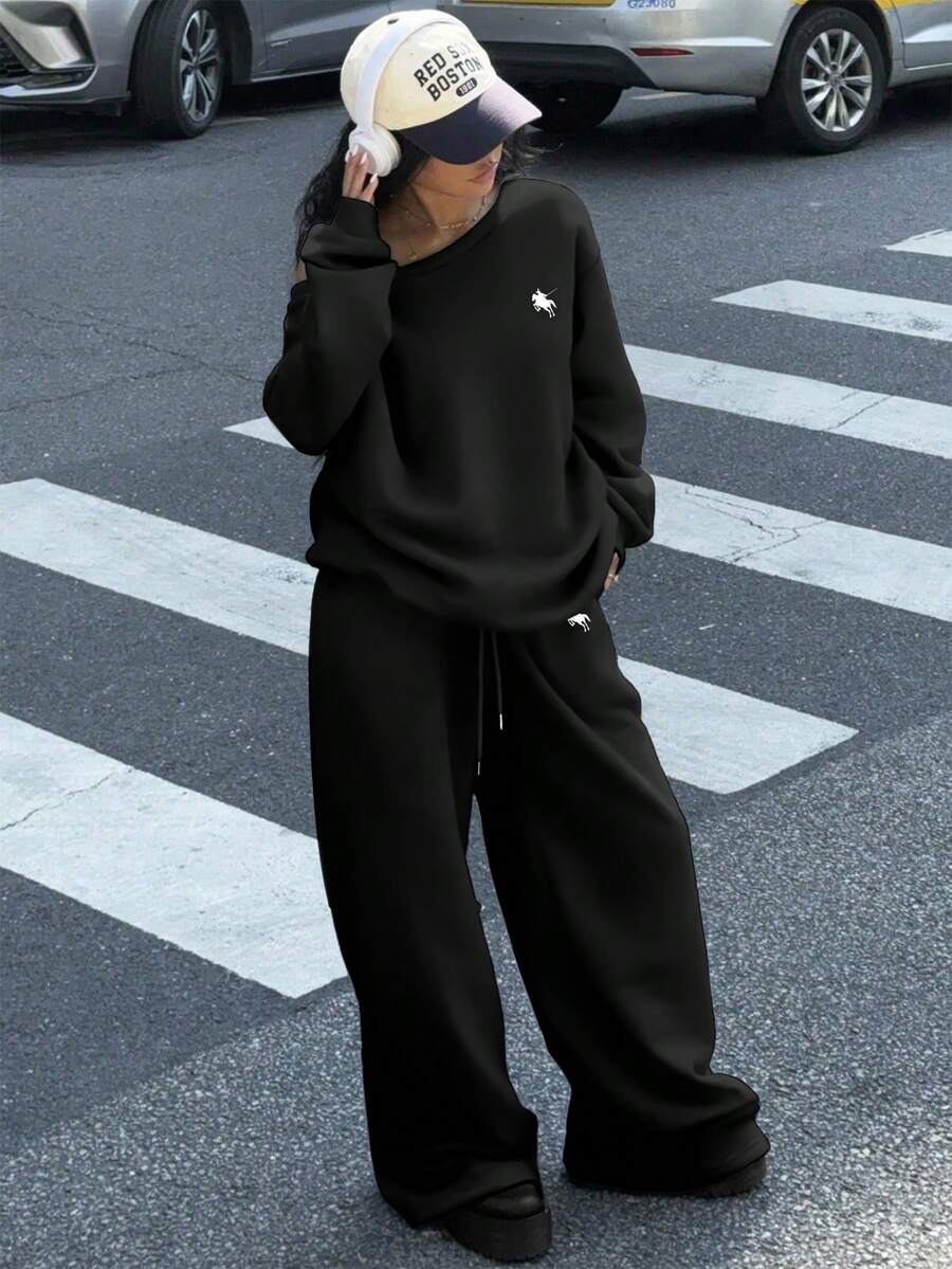 SHEIN EZwear 2 件套女士休闲小马印花宽松露肩运动衫和阔腿保暖内衬运动裤，适合秋冬季 - 黑色 - 查看 1