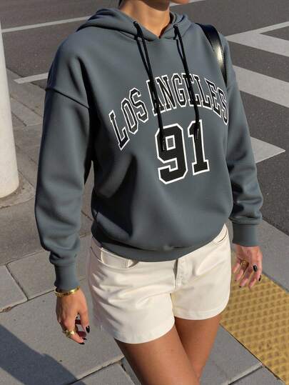 هودي بغطاء للرأس وسحاب وطبعات أحرف، أكمام طويلة