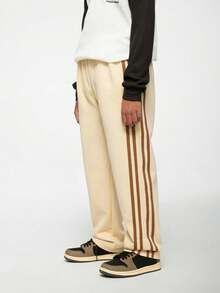 SHEIN 1 Stück lässige, gerade geschnittene Khaki Skateboard Hose für Jungen im Teenager-Alter mit braunen gewebten Streifen an der Seite, hochgeschnittenes gerades Beindesign schmeichelt der Figur und verlängert die Beine. Elastischer Bund für einfaches An- und Ausziehen, geeignet für verschiedene Anlässe wie tägliche Ausflüge, Freizeitsport oder Treffen, kann mit verschiedenen Oberteilen kombiniert werden, um deinen vielseitigen Stil und einzigartigen Charme zu zeigen.