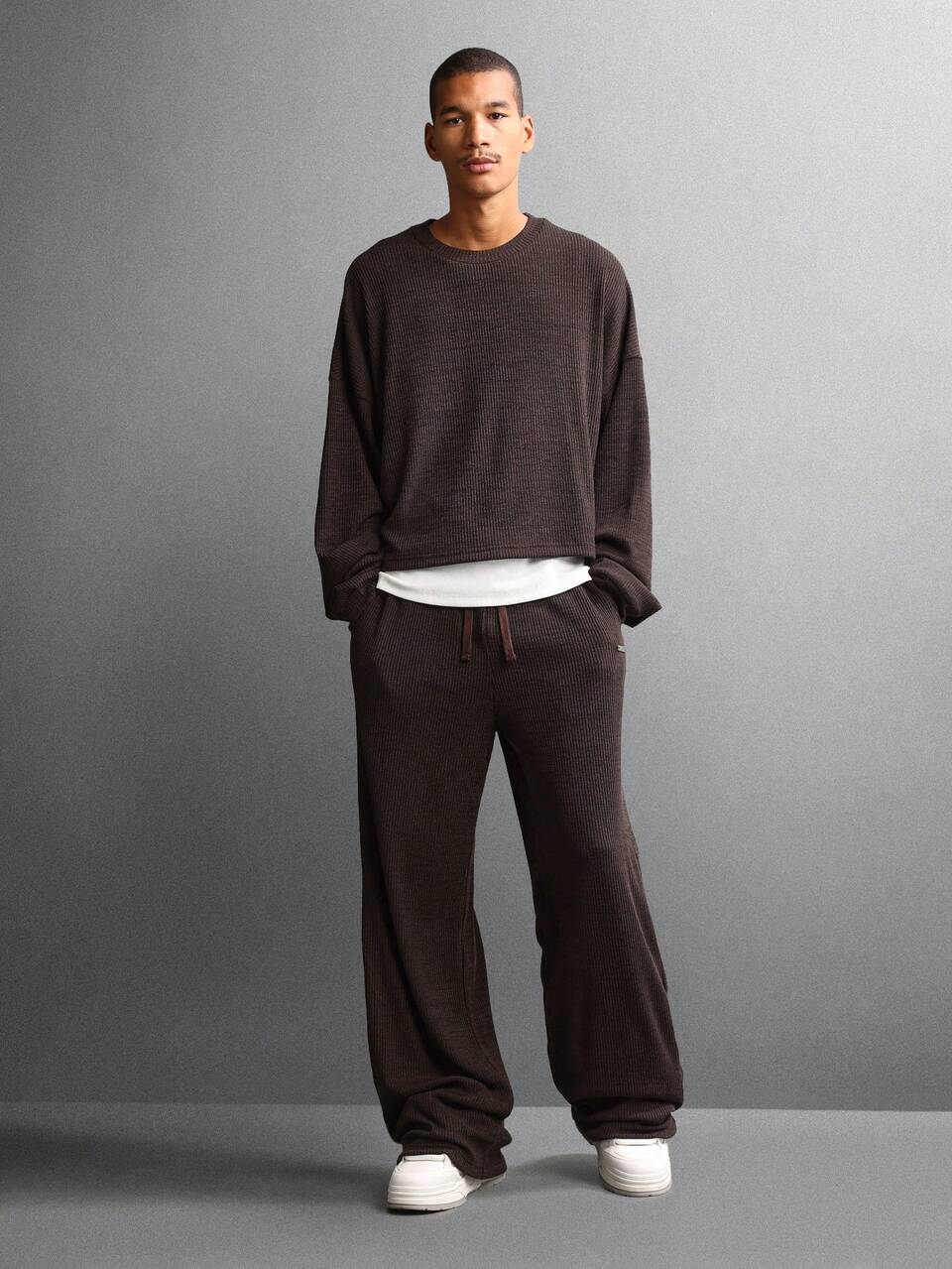 Sudadera corta esencial con joggers de pierna ancha