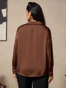 Zelara 大码女式纯色落肩长袖优雅缎面衬衫 - 卡其色 - 查看 5