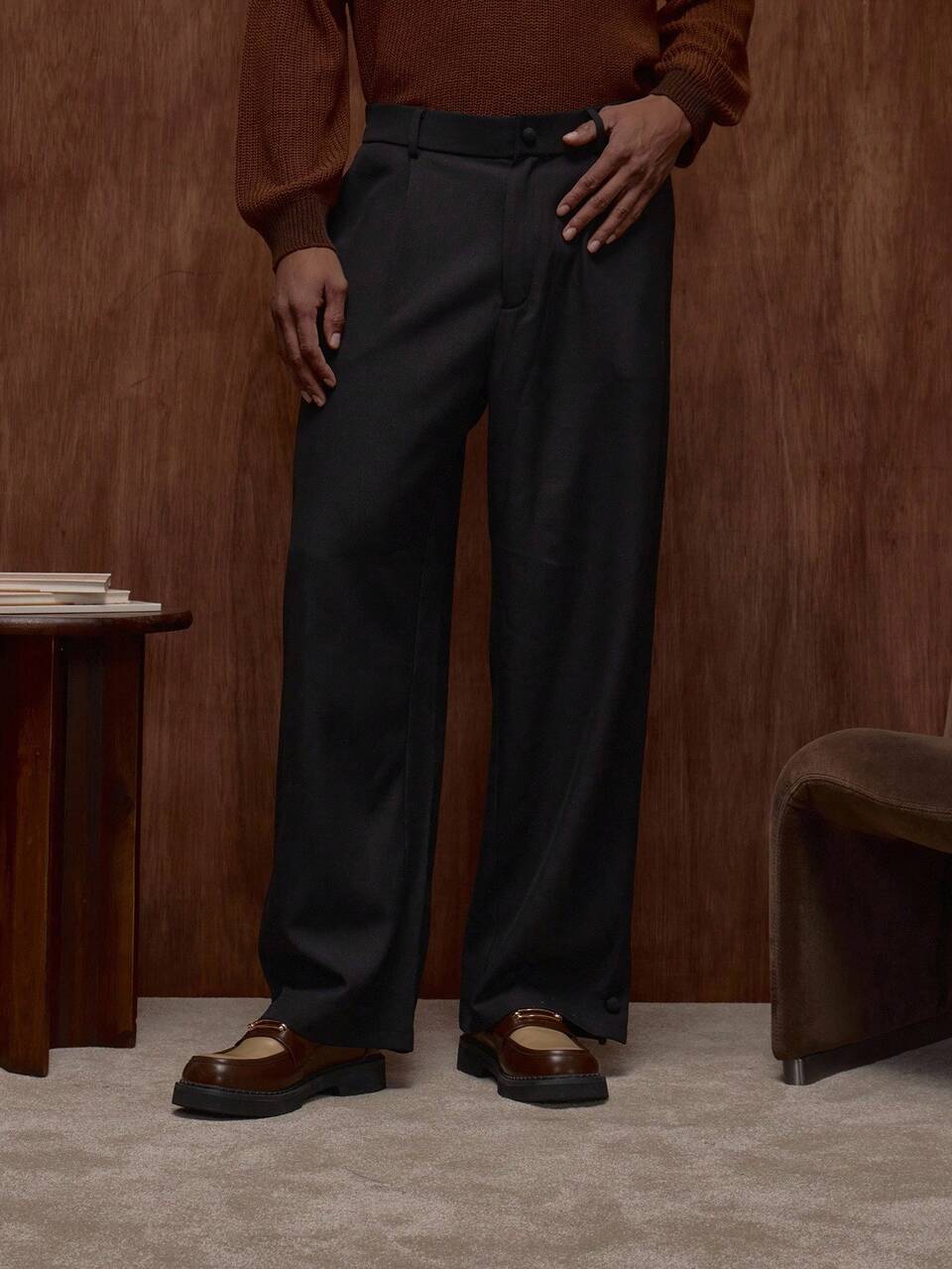 Pantaloni sartoriali da uomo con pieghe e dettagli con bottoni sui polsini, adatti per autunno/primavera/estate