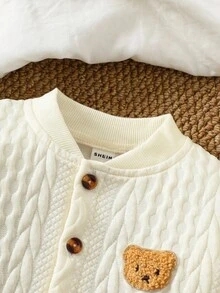 SHEIN Vintaside Kids 男婴北欧风连体衣，米色3D立体针织连体衣，木扣开衫饰有小熊刺绣，婴儿无缝秋冬套装，罗纹裤脚，简约基础款婴儿秋冬服装 - 杏色 - 查看 3