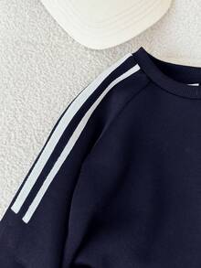SHEIN 2 件套幼儿/婴儿男孩/女孩秋冬装，圆领插肩袖运动衫上衣和慢跑裤运动服，舒适休闲日常基本款运动街头服饰，适合室内、户外、日常穿着、运动、玩耍、派对、拍照、度假、返校 - 藏蓝色 - 查看 5