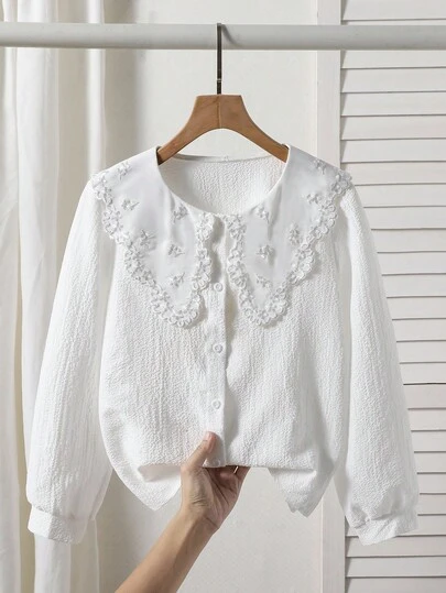 这款宽松版型的复古风衬衫，饰有超大花卉领，休闲优雅，适合青少年女孩穿着，春、夏、秋季皆宜，可用于日常穿着、通勤、户外活动、派对、婚礼、购物等场合。