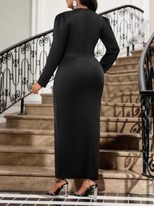 Fleurora 大码女式黑色无袖阔腿连体裤，交叉领口珍珠装饰，适合音乐会、万圣节等场合，也可作为秋季服装穿着。另有大码黑色连衣裙，优雅时尚，适合万圣节等场合。此外，还有优雅商务休闲装，适合身材丰满的女性。 - 黑色 - 查看 2