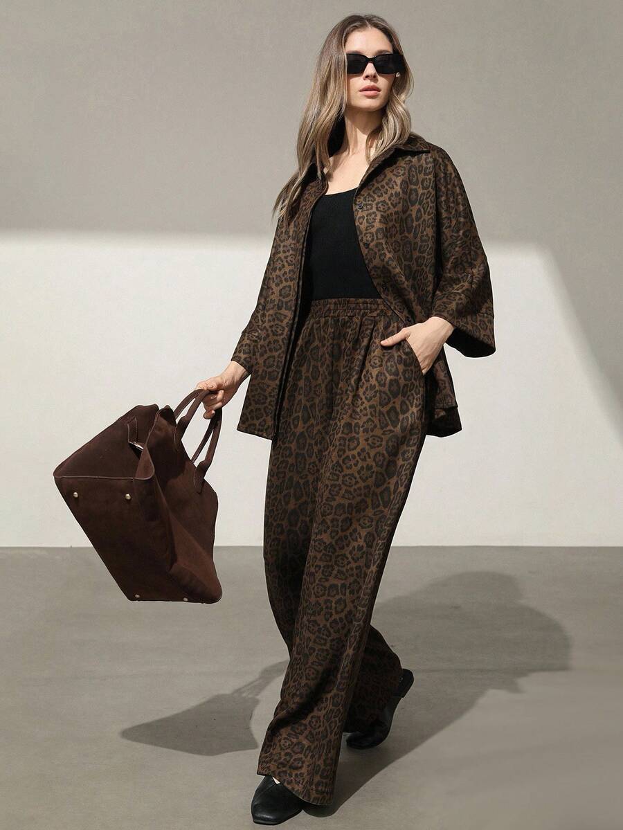Aveloria Modichic 2 件套女士绒面豹纹宽松衬衫（有领和纽扣）和松紧腰直筒裤套装 - 彩色 - 查看 1