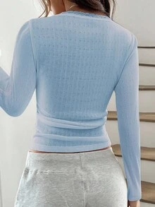SHEIN Camiseta de manga larga con adorno de encaje dulce para mujer ChicEase, camiseta casual blanca de ajuste ceñido con 3 botones para el verano - Azul - Ver 2