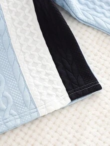 SHEIN Camisa polo de manga larga con jacquard de bloques de color para niños pequeños de otoño/invierno, parte superior de estilo deportivo casual y universitario para niños. Esta camisa polo de punto jacquard para niños pequeños presenta un diseño de textura única y una combinación de colores suaves, lo que la hace perfecta para el uso casual diario. Ya sea paseando por el parque, en reuniones familiares o en salidas de fin de semana, puede mostrar la adorabilidad y el estilo del bebé. - Multicolor - Ver 4