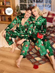 CoupledUp 情侣款圣诞老人驯鹿印花缎面翻领长袖上衣和裤子睡衣套装，男士秋冬情侣睡衣套装，圣诞睡衣，男士情侣睡衣，圣诞睡衣 - 綠色 - 查看 1