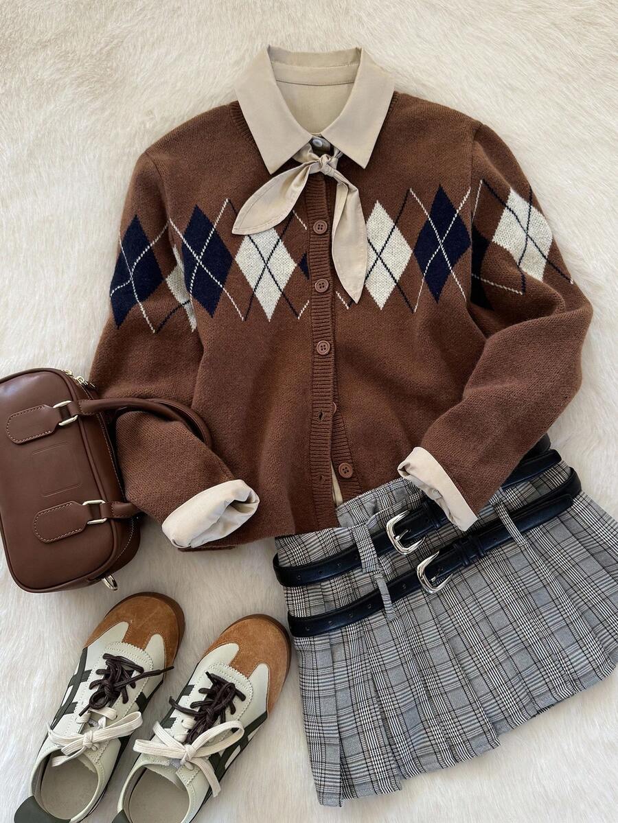 Muvela 女士钻石纹拼色单排扣圆领针织开衫，复古学院风，返校季，秋季，温暖舒适，百搭，复古别致，适合日常出游，约会，下午茶，朋友聚会 - 咖啡棕 - 查看 1