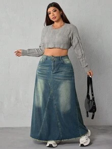 SHEIN ICON Falda midi casual de mezclilla con ajuste holgado para mujer de talla grande con borde deshilachado y bolsillos