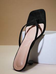 SHUZIA 女式宽版舒适小猫跟方头仿麂皮人字高跟凉鞋 - 黑色 - 查看 6