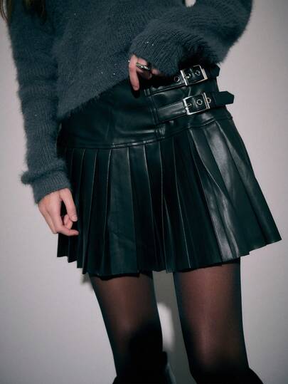 Nöista 皮革小黑裙，搭配高腰迷你褶裙、装饰性皮带和金属孔眼；皮革迷你裙/LBD 非常适合街头服饰、校园服装和派对造型；非常适合秋季、冬季、万圣节和新年夜晚外出。