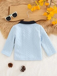 SHEIN Camisa polo de manga larga con jacquard de bloques de color para niños pequeños de otoño/invierno, parte superior de estilo deportivo casual y universitario para niños. Esta camisa polo de punto jacquard para niños pequeños presenta un diseño de textura única y una combinación de colores suaves, lo que la hace perfecta para el uso casual diario. Ya sea paseando por el parque, en reuniones familiares o en salidas de fin de semana, puede mostrar la adorabilidad y el estilo del bebé. - Multicolor - Ver 2
