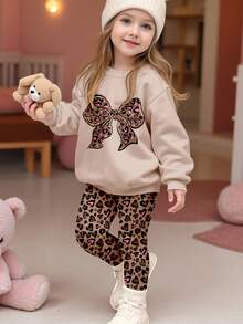SHEIN Bộ đồ Happikins 2 món cho bé gái, gồm áo nỉ dài tay cổ tròn dáng rộng thoải mái và quần legging, màu kem Ireland, họa tiết da báo ngọt ngào với nơ lấp lánh, thích hợp cho mùa thu đông. - Nhiều màu - Xem 3