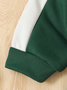 男宝宝POLO领搭配撞色标志性图案套装，兼具时尚与舒适，专为爱玩的宝宝设计。POLO领设计提升了宝宝的整体气质，标志性图案则增添了趣味和教育元素。撞色设计让套装更加活泼有趣，是宝宝日常穿着的理想之选。 - 墨綠色 - 查看 6