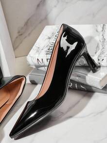 SHUZIA Designer Vibes 女士斜跟尖头纯素漆皮黑色高跟鞋——时尚设计师风格的必备单品，打造优雅的办公室到晚装造型 - 黑色 - 查看 4