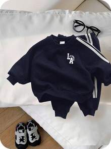SHEIN 2 件套幼儿/婴儿男孩/女孩秋冬装，圆领插肩袖运动衫上衣和慢跑裤运动服，舒适休闲日常基本款运动街头服饰，适合室内、户外、日常穿着、运动、玩耍、派对、拍照、度假、返校 - 藏蓝色 - 查看 3