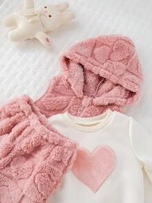 Cozy Pixies 3 件套女婴心形图案针织柔软连帽运动衫、无袖毛绒心形纹理背心、松紧腰裤套装 - 彩色 - 查看 6