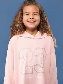 SUMWON Váy hoodie hồng cỡ lớn cho bé gái tuổi teen có in số đính đá và mũ trùm đầu có dây rút - Hồng - Xem 3