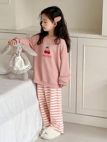 DAZY 少女樱桃印花落肩长袖运动衫和条纹裤睡衣套装 - 粉色 - 查看 1