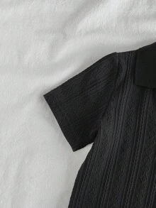 SHEIN Vintaside Kids 幼儿男童百搭休闲翻领短袖上衣搭配时尚水洗牛仔裤套装，适合日常穿着、家庭露营、用餐或购物 - 黑色 - 查看 4