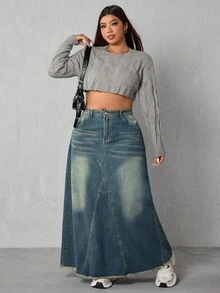 SHEIN ICON Falda midi casual de mezclilla con ajuste holgado para mujer de talla grande con borde deshilachado y bolsillos