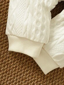 SHEIN Vintaside Kids 男婴北欧风连体衣，米色3D立体针织连体衣，木扣开衫饰有小熊刺绣，婴儿无缝秋冬套装，罗纹裤脚，简约基础款婴儿秋冬服装 - 杏色 - 查看 6