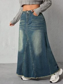 SHEIN ICON Falda midi casual de mezclilla con ajuste holgado para mujer de talla grande con borde deshilachado y bolsillos