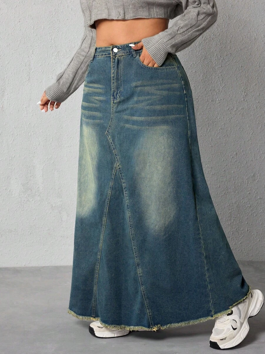 SHEIN ICON Falda midi casual de mezclilla con ajuste holgado para mujer de talla grande con borde deshilachado y bolsillos