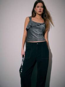 Nöista Top ajusté métallique noir avec un col asymétrique et un détail de volant subtil, une pièce frappante pour sortir qui apporte de l'éclat et un style élégant ; idéal à associer avec un jean brillant ou une jupe à paillettes pour des looks de fête glamour, et un élément essentiel remarquable pour les tenues festives d'hiver, les célébrations de Noël et les événements du Nouvel An. - Gris - Voir 6