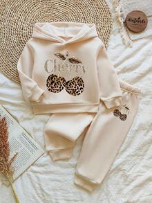 SHEIN Playful Pals 2 件套女婴服装，乡村简约豹纹和樱桃字母图案连帽衫和羊毛裤套装，适合秋冬季外出 - 杏色 - 查看 3