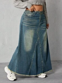 SHEIN ICON Falda midi casual de mezclilla con ajuste holgado para mujer de talla grande con borde deshilachado y bolsillos