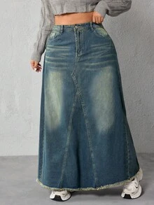 SHEIN ICON Falda midi casual de mezclilla con ajuste holgado para mujer de talla grande con borde deshilachado y bolsillos