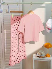 SHEIN Bộ đồ đôi màu hồng kem, họa tiết quả anh đào nhỏ xinh, kiểu dáng cổ điển dành cho bé gái tuổi teen, gồm áo thun cổ tròn tay ngắn dáng rộng và quần ống loe ôm sát, phù hợp cho mọi mùa. - Nhiều màu - Xem 2