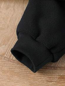 SHEIN Playful Pals 春秋宝宝必备！清新纯净的风格，厚实却不失轻盈。纯色半拉链长袖上衣，刺绣字母装饰，彰显个性与俏皮；搭配纯色无腰长裤，简约又不失时尚。 - 黑色 - 查看 5