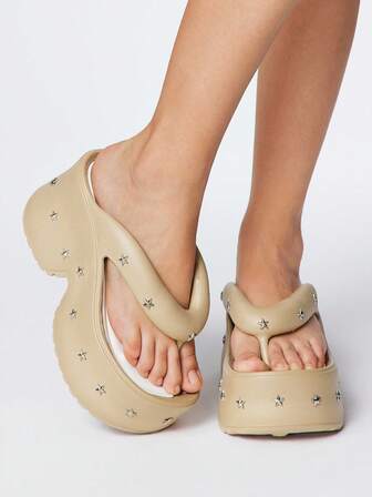 Grunge Punk صنادل بيضاء بطراز بانك، أحذية صيفية مفتوحة الأصابع مزينة بالمسامير بطراز جوثيك، صنادل شاطئية رومانية