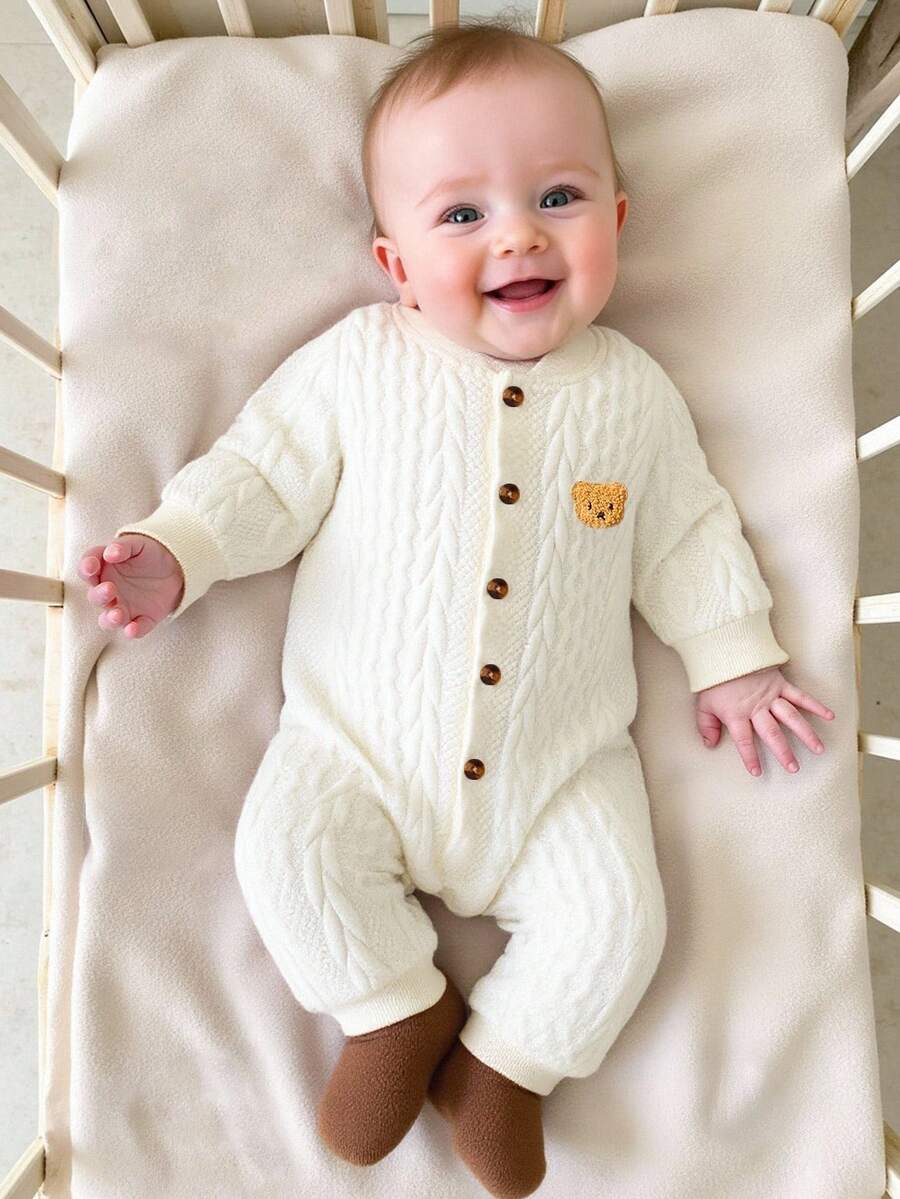 SHEIN Vintaside Kids 男婴北欧风连体衣，米色3D立体针织连体衣，木扣开衫饰有小熊刺绣，婴儿无缝秋冬套装，罗纹裤脚，简约基础款婴儿秋冬服装 - 杏色 - 查看 1