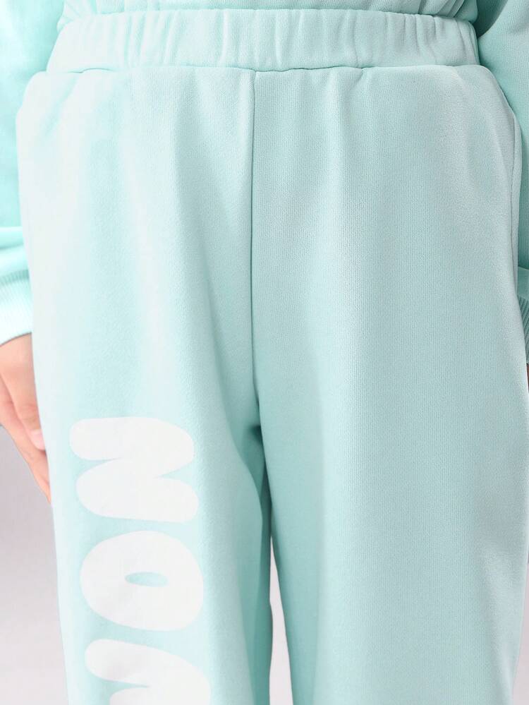 Conjunto de sudadera con capucha color menta y pantalones deportivos a juego