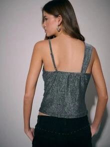 Nöista Top ajusté métallique noir avec un col asymétrique et un détail de volant subtil, une pièce frappante pour sortir qui apporte de l'éclat et un style élégant ; idéal à associer avec un jean brillant ou une jupe à paillettes pour des looks de fête glamour, et un élément essentiel remarquable pour les tenues festives d'hiver, les célébrations de Noël et les événements du Nouvel An. - Gris - Voir 2