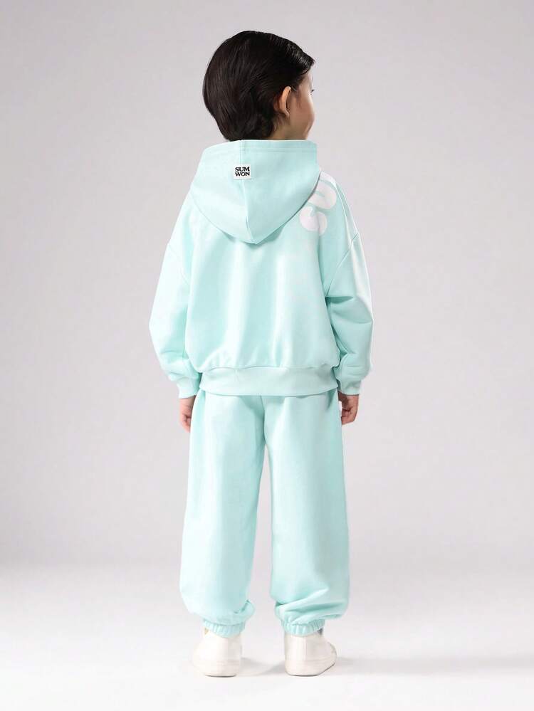 Conjunto de sudadera con capucha color menta y pantalones deportivos a juego