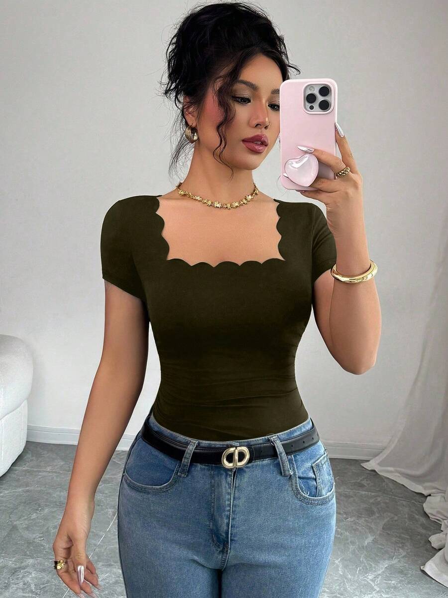 Selianne Nueva camiseta de mujer de manga corta con cuello cuadrado, dobladillo ondulado negro y drapeado lateral, versátil para el verano - Verde militar - Ver 1