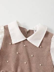 女童休闲衬衫套装，卡其色蝴蝶结设计，串珠针织罗纹面料，白色长袖荷叶边下摆衬衫上衣搭配卡其色珍珠喇叭裤，两件套，适合返校季，休闲、时尚、甜美、舒适的装扮