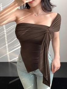 DAZY 女士扭纹细节紧身不对称性感不对称领口 T 恤 - 棕色 - 查看 5